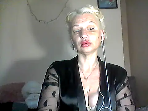 Snapshot of MaryJane441 chatting on April 25, 8:50 pm MaryJane441 online show from April 25, 8:50 pm