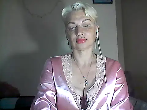 Snapshot of MaryJane441 chatting on June 8, 8:09 pm MaryJane441 online show from June 8, 8:09 pm