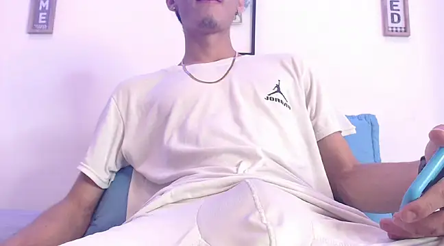 harrytomson 1 online show from February 22, 8:31 pm