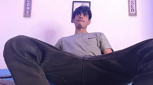 harrytomson 1 online show from March 10, 7:21 am