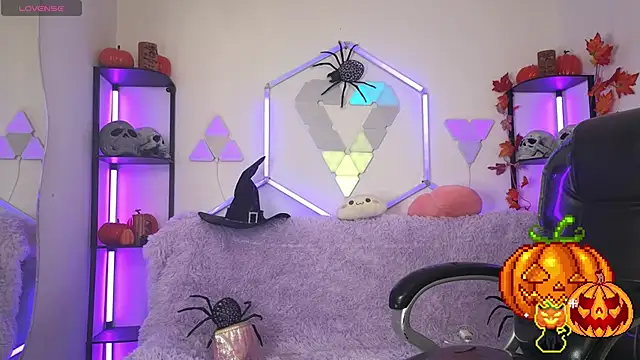 Snapshot of littlevixen18 chatting on October 20, 2:17 pm littlevixen18 online show from October 20, 2:17 pm