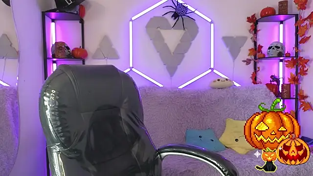 Snapshot of littlevixen18 chatting on October 30, 6:52 pm littlevixen18 online show from October 30, 6:52 pm