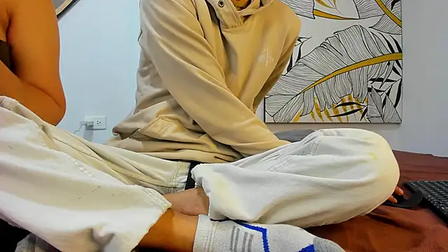 elena and derek online show from December 28, 9:52 am