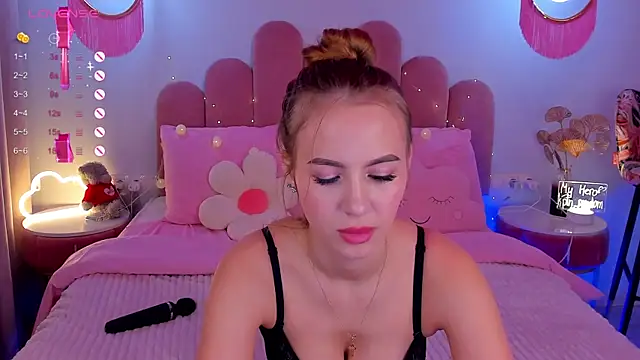 Snapshot of CherieDane chatting on February 6, 9:11 am CherieDane online show from February 6, 9:11 am