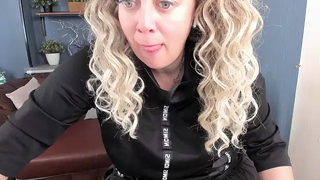 JesiaFoxi online show from March 24, 11:59 am