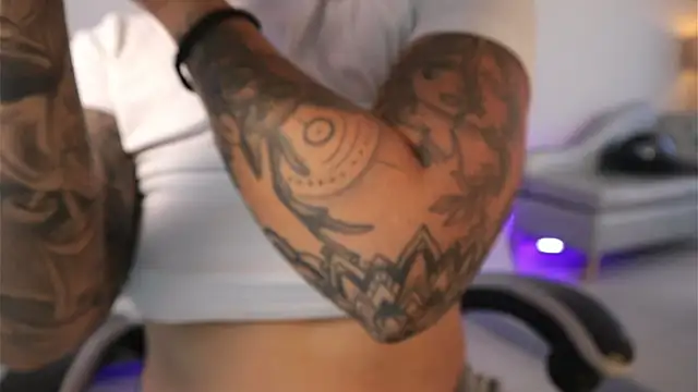 ashleyvalirya online show from April 1, 7:55 pm