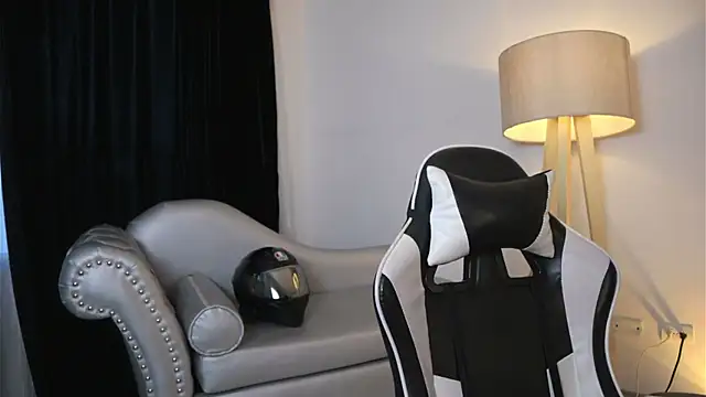 ashleyvalirya online show from April 21, 7:50 pm