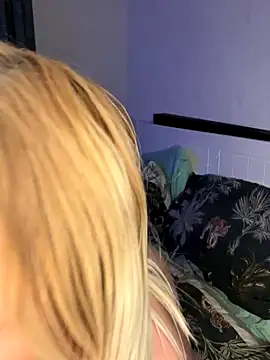 saskiapierce online show from September 17, 7:04 pm