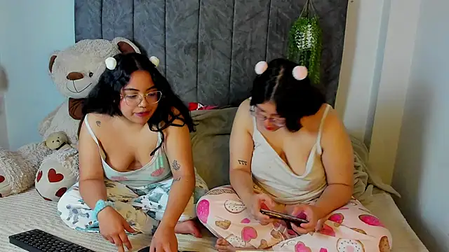 maddie-and-chelsea- online show from February 5, 6:23 pm