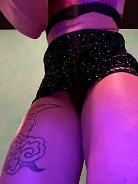 Snapshot of xMirana_ chatting on October 15, 8:36 am xMirana  online show from October 15, 8:36 am