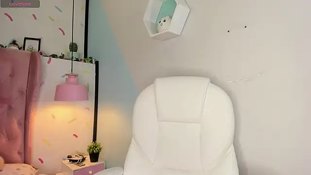 Snapshot of Giovanna_oliveira chatting on February 25, 8:14 am Giovanna oliveira online show from February 25, 8:14 am