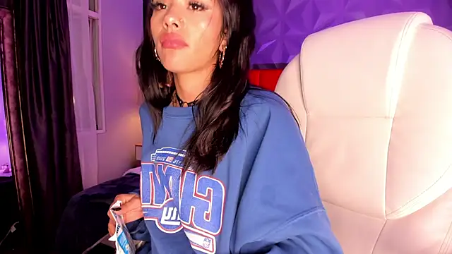 Snapshot of Giovanna_oliveira chatting on March 2, 6:37 am Giovanna oliveira online show from March 2, 6:37 am