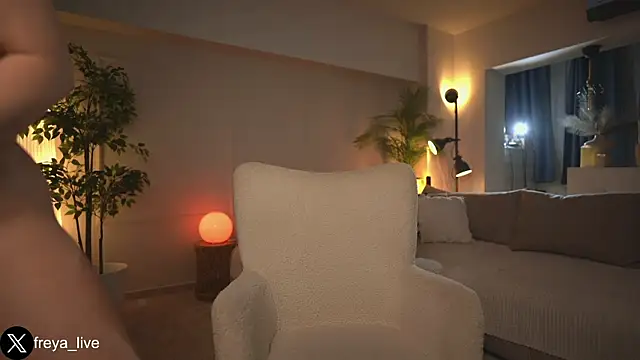 freyacherie online show from September 20, 5:36 pm