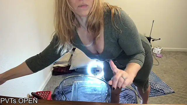 Snapshot of Peaches_N_Kreme chatting on October 28, 2:26 am Peaches N Kreme online show from October 28, 2:26 am