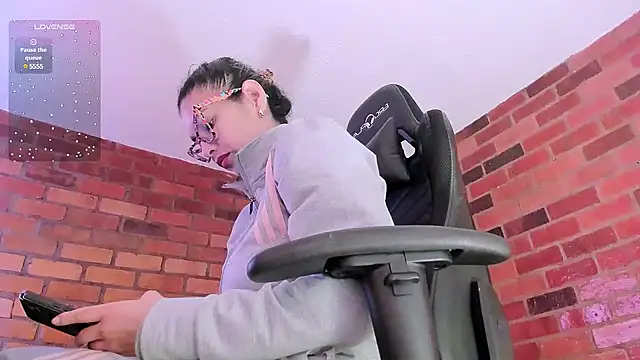 Snapshot of paulinabarnett- chatting on December 19, 12:13 am paulinabarnett- online show from December 19, 12:13 am