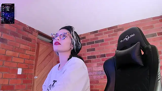 Snapshot of paulinabarnett- chatting on January 6, 1:42 am paulinabarnett- online show from January 6, 1:42 am