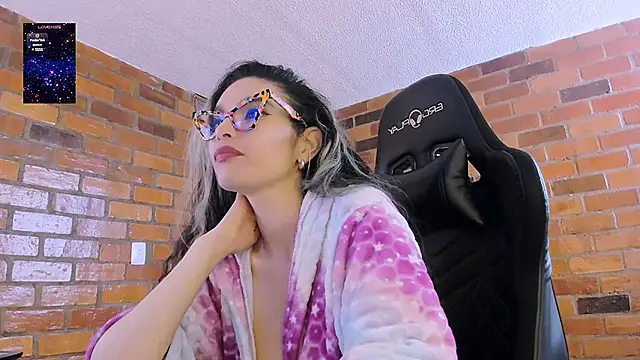 Snapshot of paulinabarnett- chatting on January 18, 3:49 pm paulinabarnett- online show from January 18, 3:49 pm