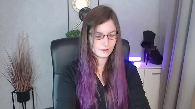 emmaxDelight online show from November 19, 6:35 am