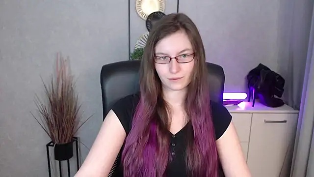 emmaxDelight online show from December 15, 6:50 am