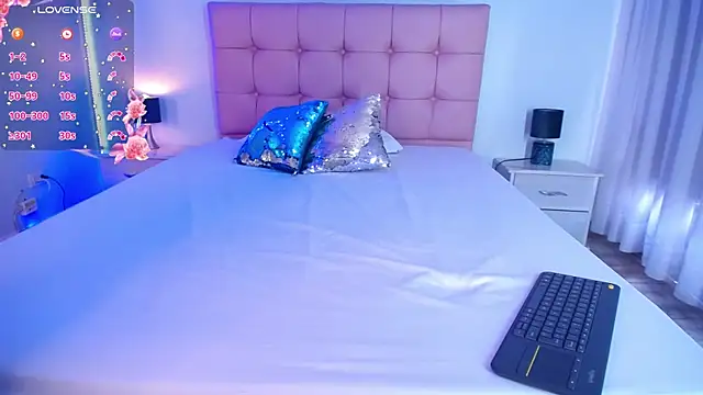 Snapshot of zoe_jones13 chatting on February 5, 2:59 pm zoe jones13 online show from February 5, 2:59 pm