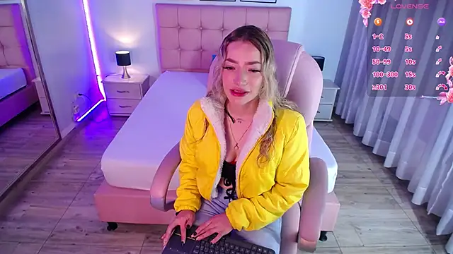 Snapshot of zoe_jones13 chatting on February 12, 12:01 pm zoe jones13 online show from February 12, 12:01 pm