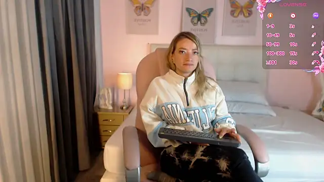 Snapshot of zoe_jones13 chatting on February 18, 9:32 am zoe jones13 online show from February 18, 9:32 am