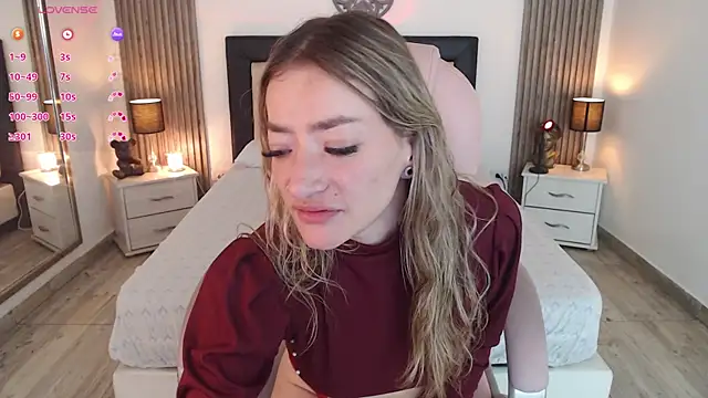 Snapshot of zoe_jones13 chatting on March 13, 6:37 am zoe jones13 online show from March 13, 6:37 am