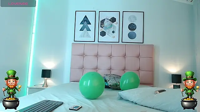 Snapshot of zoe_jones13 chatting on March 18, 10:14 am zoe jones13 online show from March 18, 10:14 am