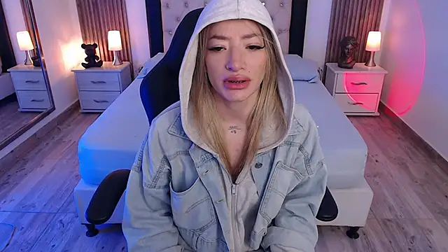 Snapshot of zoe_jones13 chatting on September 11, 3:17 am zoe jones13 online show from September 11, 3:17 am