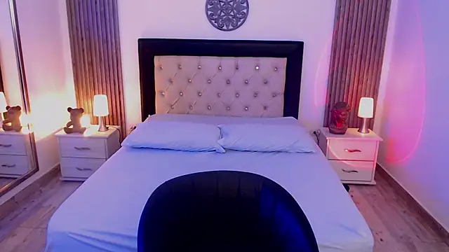 Snapshot of zoe_jones13 chatting on October 15, 3:39 am zoe jones13 online show from October 15, 3:39 am