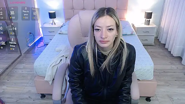 Snapshot of zoe_jones13 chatting on November 1, 3:30 am zoe jones13 online show from November 1, 3:30 am