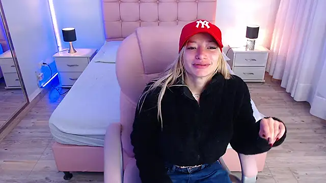 Snapshot of zoe_jones13 chatting on November 5, 3:28 am zoe jones13 online show from November 5, 3:28 am