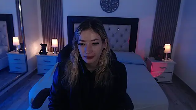 Snapshot of zoe_jones13 chatting on November 8, 3:18 am zoe jones13 online show from November 8, 3:18 am