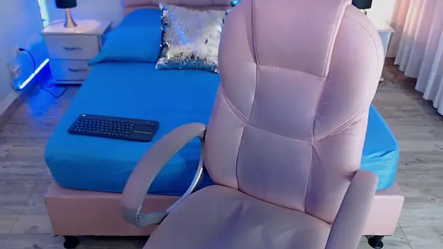 Snapshot of zoe_jones13 chatting on November 15, 3:15 am zoe jones13 online show from November 15, 3:15 am