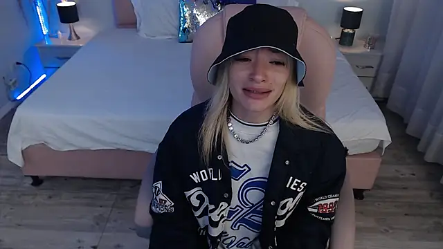 zoe jones13 online show from April 29, 12:59 am