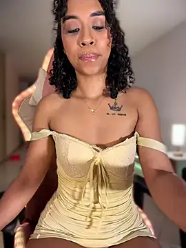 Snapshot of bella__honey chatting on July 23, 1:30 am bella honey online show from July 23, 1:30 am
