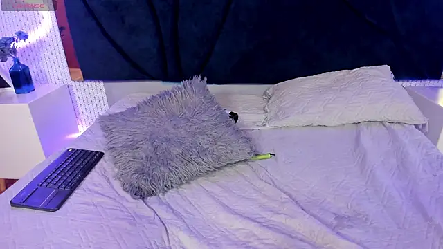 LARISSAEVANS online show from February 1, 6:32 am