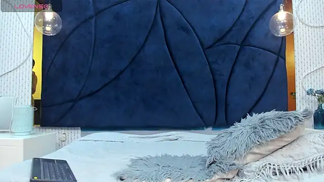 LARISSAEVANS online show from February 5, 6:15 pm