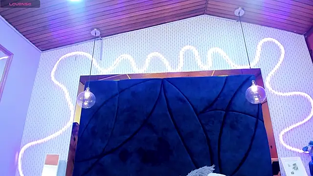 LARISSAEVANS online show from February 11, 6:11 pm