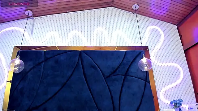 LARISSAEVANS online show from February 20, 3:30 pm