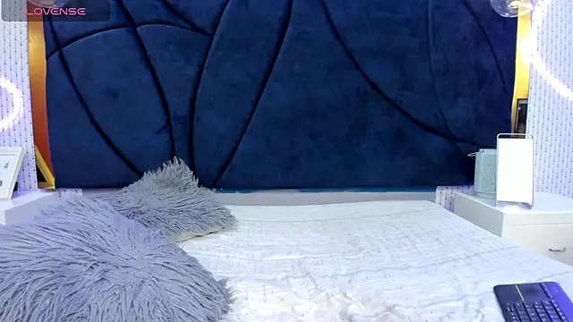 LARISSAEVANS online show from February 27, 6:20 pm