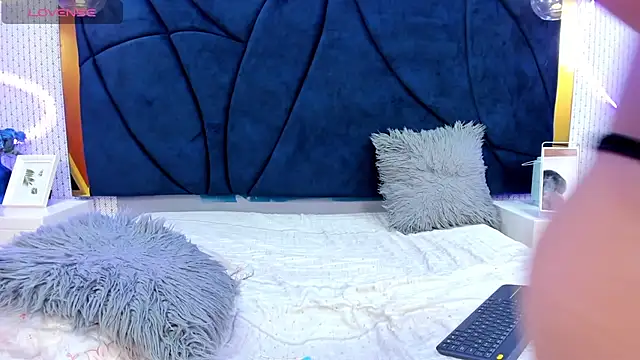 LARISSAEVANS online show from March 3, 6:12 pm