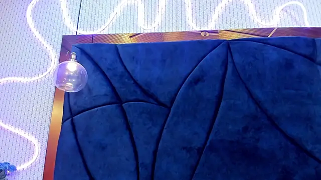 LARISSAEVANS online show from March 8, 5:33 pm