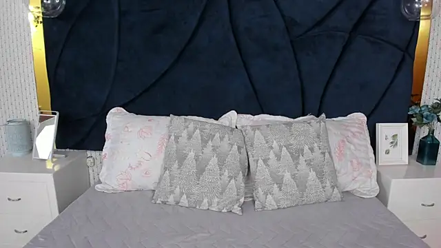 LARISSAEVANS online show from November 12, 3:07 am