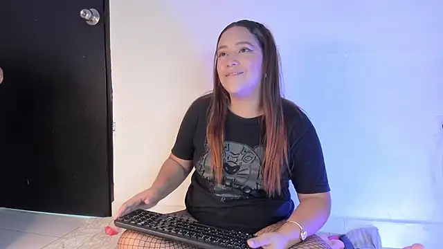 Snapshot of aprill21_ chatting on February 4, 1:48 pm aprill21 online show from February 4, 1:48 pm