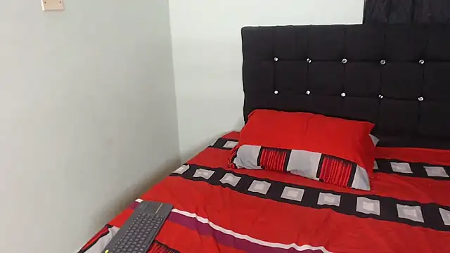 Snapshot of caroline_steven05 chatting on November 4, 5:17 am caroline steven05 online show from November 4, 5:17 am