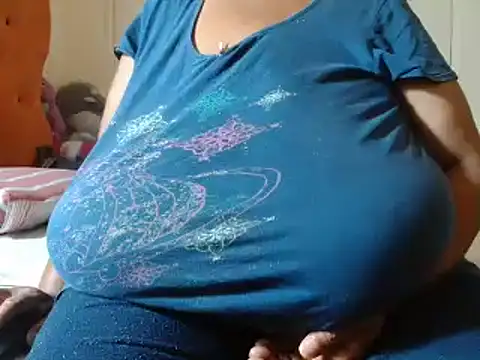 Snapshot of tinagiant chatting on January 24, 6:14 pm tinagiant online show from January 24, 6:14 pm