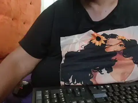 Snapshot of tinagiant chatting on February 6, 1:43 pm tinagiant online show from February 6, 1:43 pm