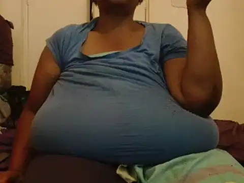 Snapshot of tinagiant chatting on February 8, 4:47 pm tinagiant online show from February 8, 4:47 pm