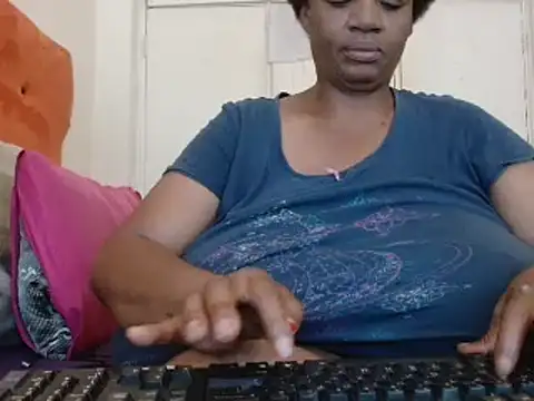 Snapshot of tinagiant chatting on February 12, 7:02 am tinagiant online show from February 12, 7:02 am